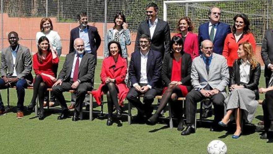 D&#039;esquerra a dreta i de dalt a baix: Pilar Cancela, José Enrique Serrano, Núria Parlon, Pedro Sánchez, Meritxell Batet, Ángel Gabilondo,Teresa Ribera, Jordi Sevilla, Luc André Diouf, Carmen Montón, Gregorio Cámara, Margarita Robles, Patxi López, María González Veracruz, Rafael Bengoa, Ana García D&#039;Atri i Silvina Bacigalupo, durant la foto de grup del &quot;govern del canvi&quot; que el secretari general i candidat del PSOE a la presidència del govern espanyol, Pedro Sánchez, va presentar ahir a Barcelona, enmig d&#039;un ambient molt futbolístic