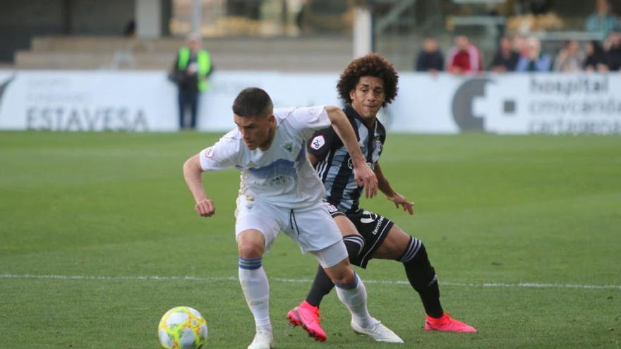 Juanmi Callejón durante una de las múltiples acciones ofensivas en las que el balón pasó por sus botas.