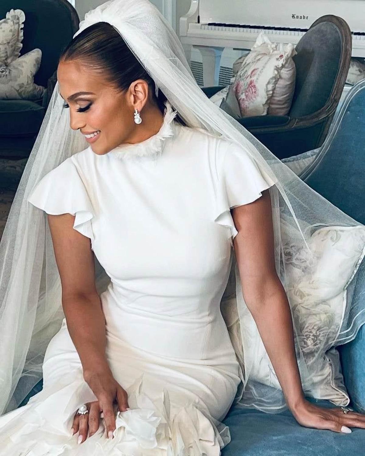 Jennifer Lopez posa vestida de novia como nadie