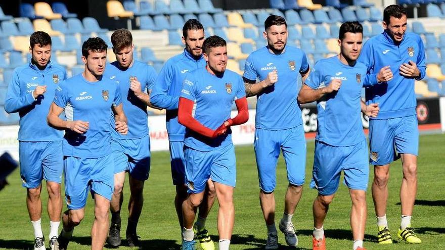 Kevin Presa, Iker Alegre, Mario Barco, Portela, Adrián, Álex Fernández, Eneko y Capi durante un entrenamiento en Pasarón. // Rafa Vázquez