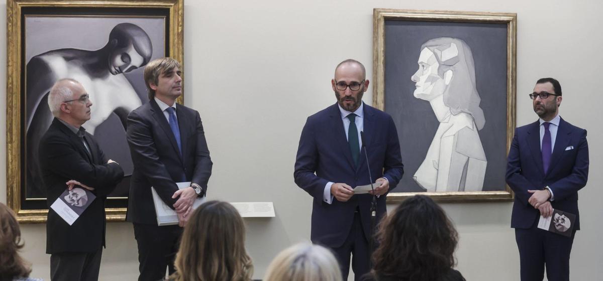 Arriba, Antón García, Alfonso Palacio, Álvaro Sánchez y David Álvarez, de izquierda a derecha, durante el acto inaugural de la retrospectiva de Luis Fernández en el Museo de Bellas Artes de Asturias.