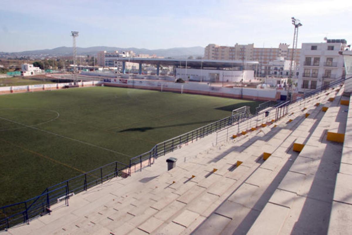 El campo de fútbol de Sant Antoni se encuentra en el casco urbano de la localidad.