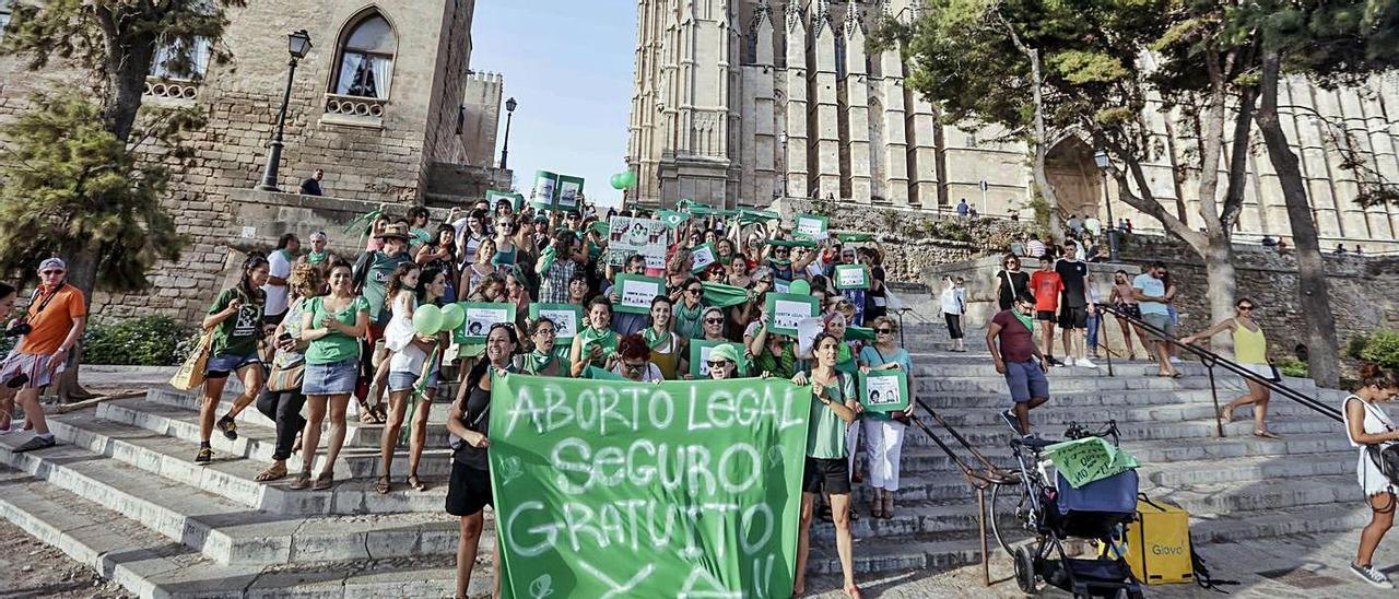 Imagen de una concentración a favor del derecho de la mujer a decidir celebrada en Palma. | MANU MIELNIEZUK