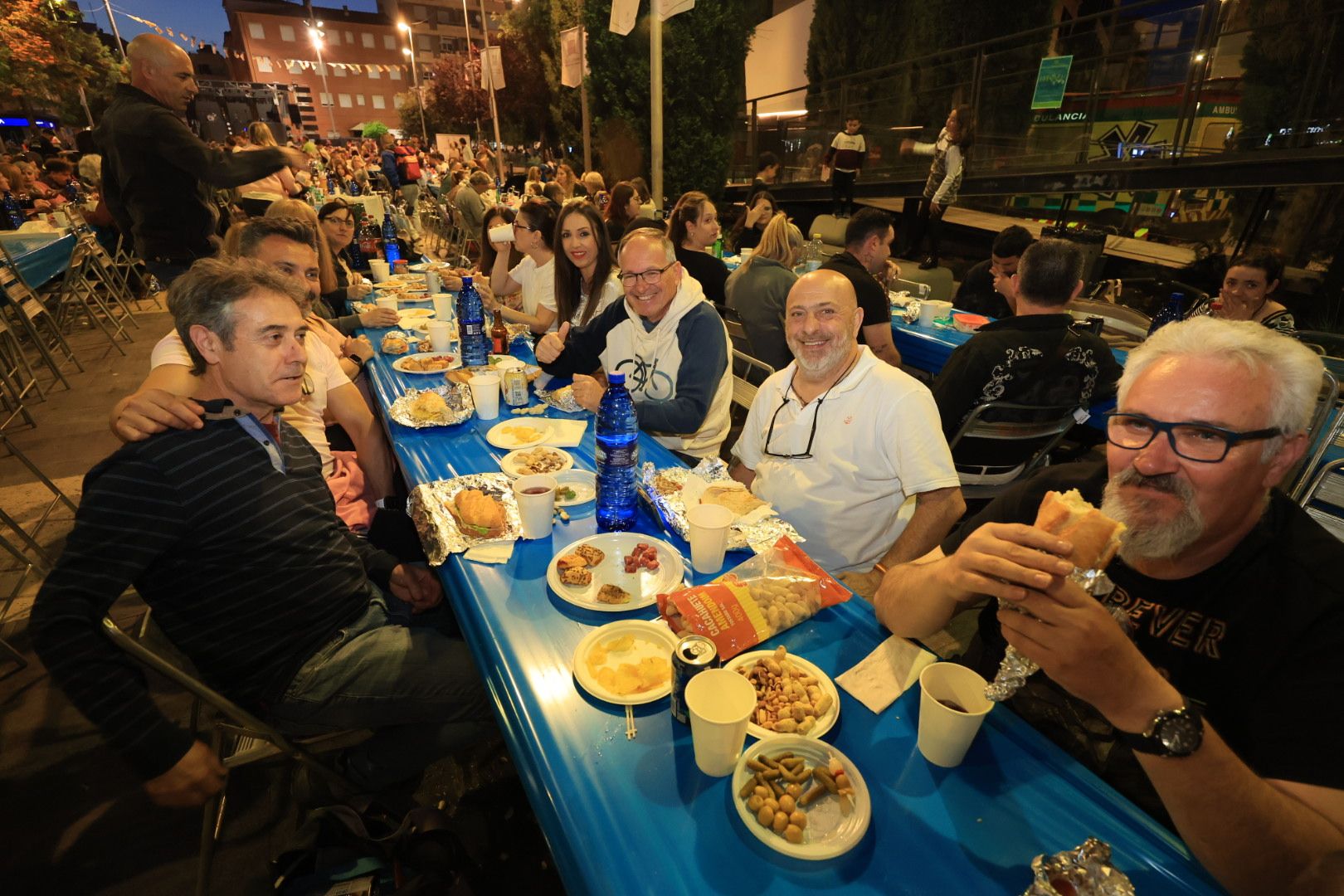 Búscate en la galería de fotos del 'sopar de pa i porta' en las fiestas de Almassora