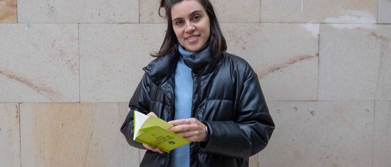 Clara García con un volumen de su primer libro en las inmediaciones del Museo Etnográfico de Castilla y León . | Emilio Fraile