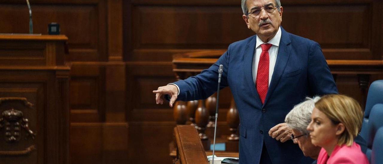 Román Rodríguez en el pleno del Parlamento