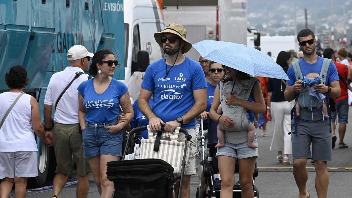 Aficionados de Lekittarra, esta mañana en el puerto de Bueu.