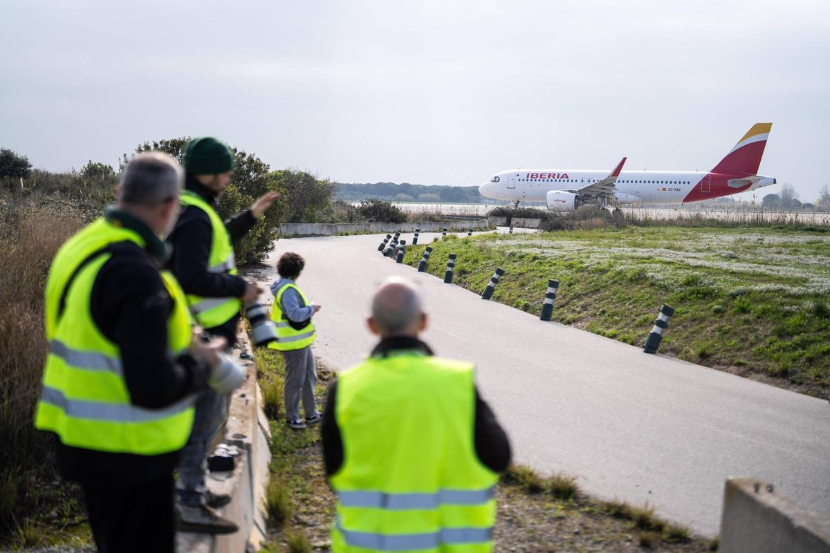 El aeropuerto de Barcelona-El Prat no se espera a la ampliación: renovará el asfalto de la pista del mar, construirá nuevos carriles y modernizará instalaciones.