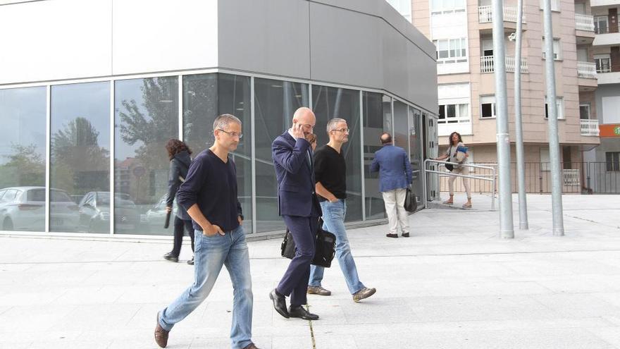 Los policías y su abogado, en los juzgados de Ourense. // I. O.