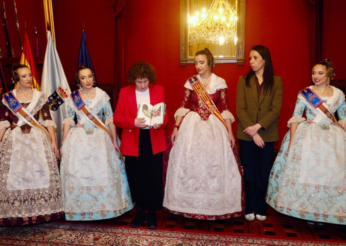 La alcaldesa de Santiago, Goretti Sanmartín, con un libro de las Fallas. | J. M. LÓPEZ