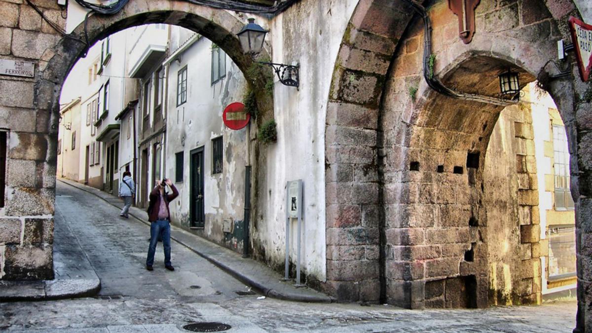 Porta da Ponte Nova, a la derecha, en la antigua muralla de Betanzos. |  LOC