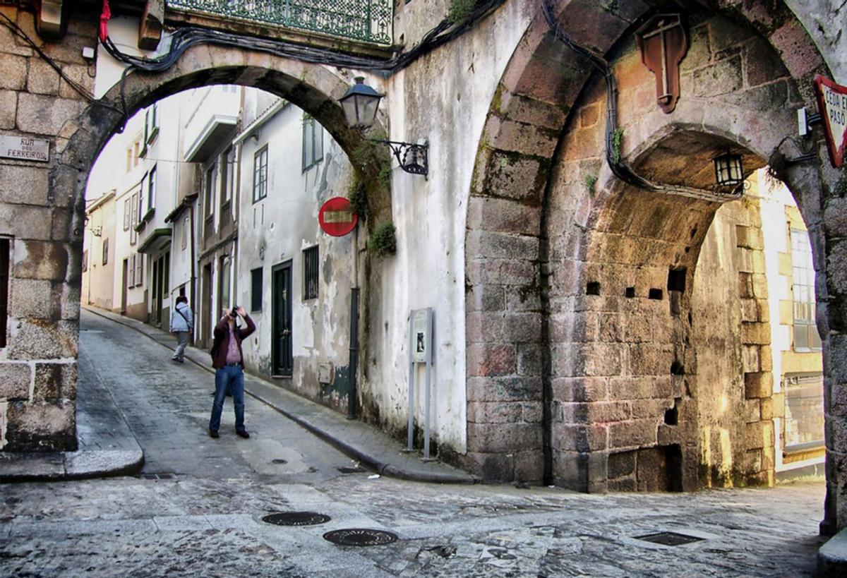 Porta da Ponte Nova, a la derecha, en la antigua muralla de Betanzos. |  LOC