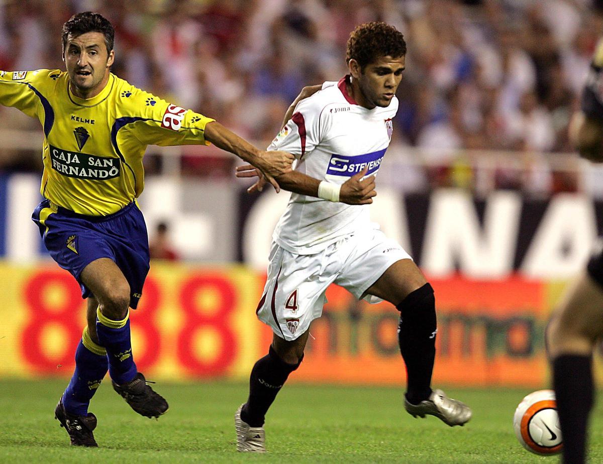 Roberto Súarez, en su etapa de jugador del Cádiz, defendiendo a Dani Alves (Sevilla).