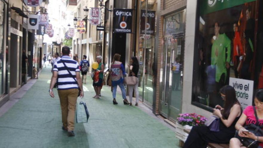 Una gran alfombra de césped artificial decora las céntricas calles comerciales.