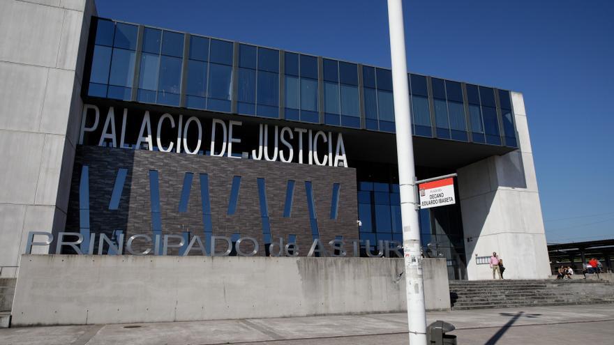 El acusado de pegar a un letrado en Gijón dice que discutieron por ir al despacho con un perro