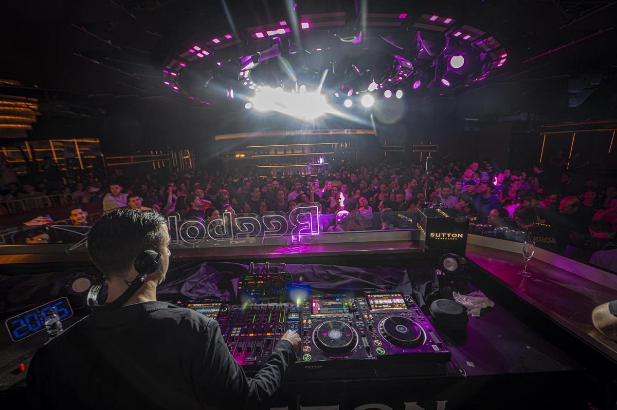 Así es la noche más runner de Barcelona: 900 corredores de marcha (literal) en la discoteca Sutton