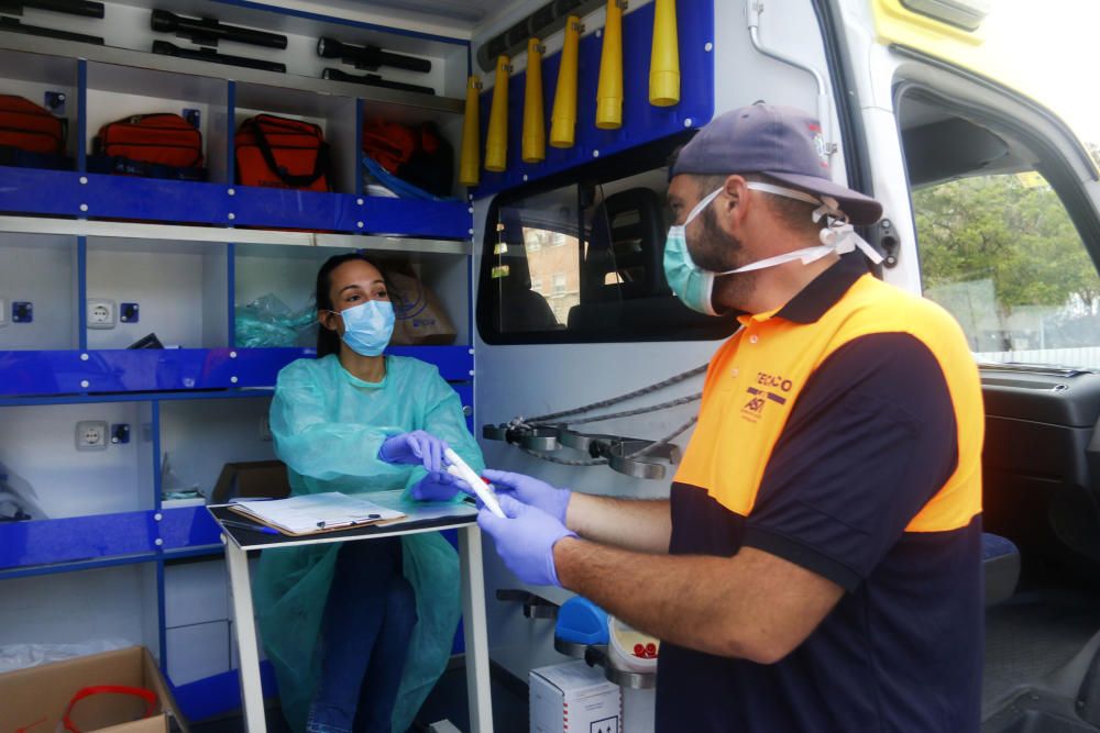 Test PCR para la detección del virus Covid-19, en el parking del centro de salud de La Roca.