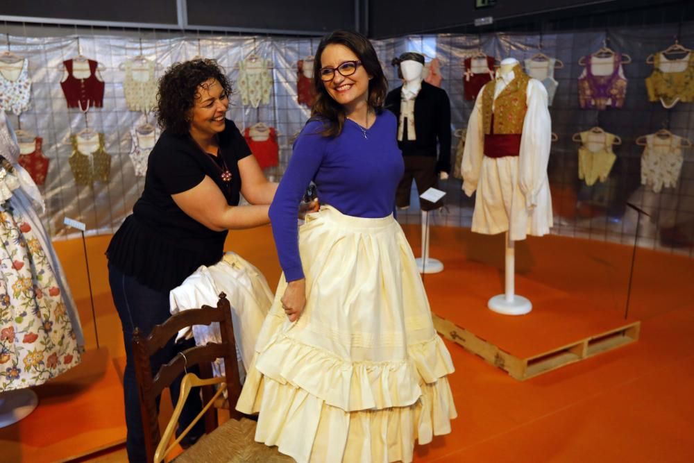 Mónica Oltra visita el puesto de la Escola d'Indumentària Tradicional Cànem en la Feria Fiesta y Boda