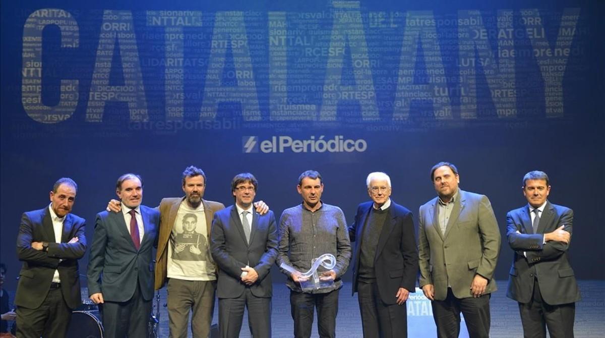 D’esquerra a dreta, Enric Hernàndez, Conrado Carnal, Pau Donés, Carles Puigdemont, Òscar Camps, Josep Maria Espinàs, Oriol Junqueras i Agustín Cordón.