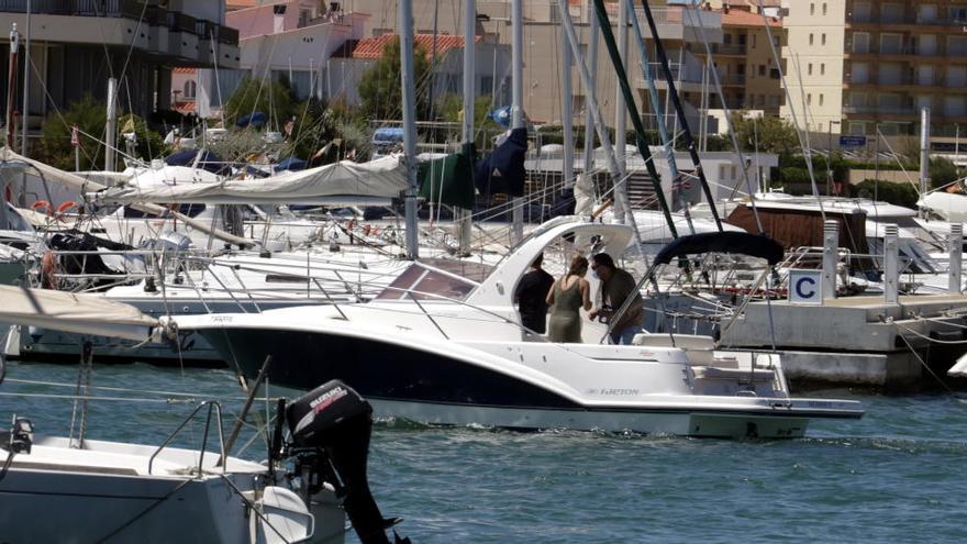 Usuaris en una embarcació al port esportiu de l&#039;Escala.