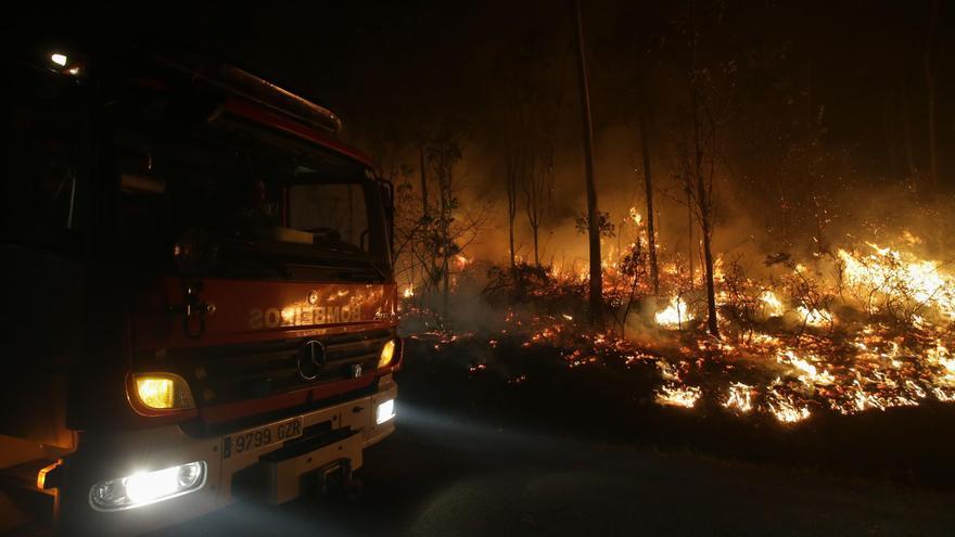 Sigue activo el incendio de Trabada, con situación 2 de alerta y 450 hectáreas calcinadas