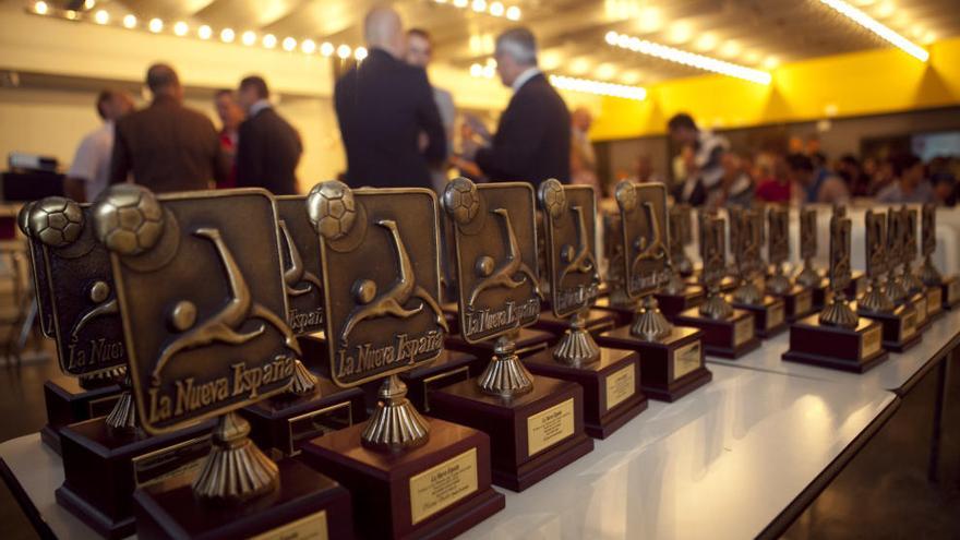 Los trofeos que se entregarán a los mejores del fútbol asturiano.