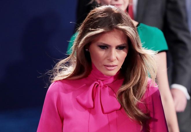 Melania Trump con lazo 'pussycat'