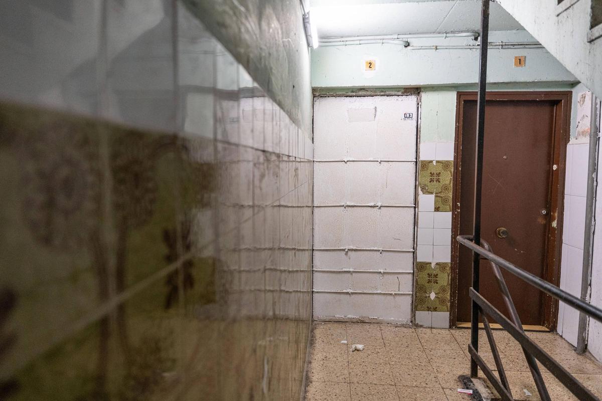 Un piso tapiado en el bloque de Venus, en el barrio de La Mina, en Sant Adrià de Besòs.