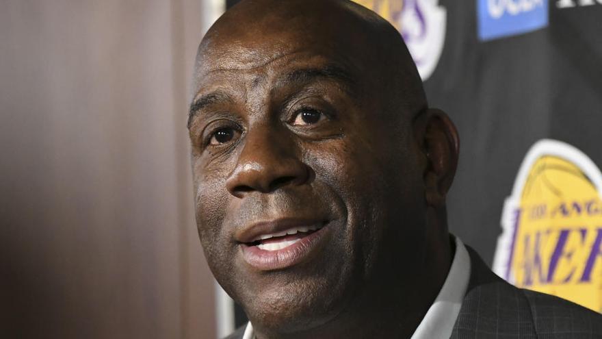 Magic Johnson dimite como presidente de los Lakers.