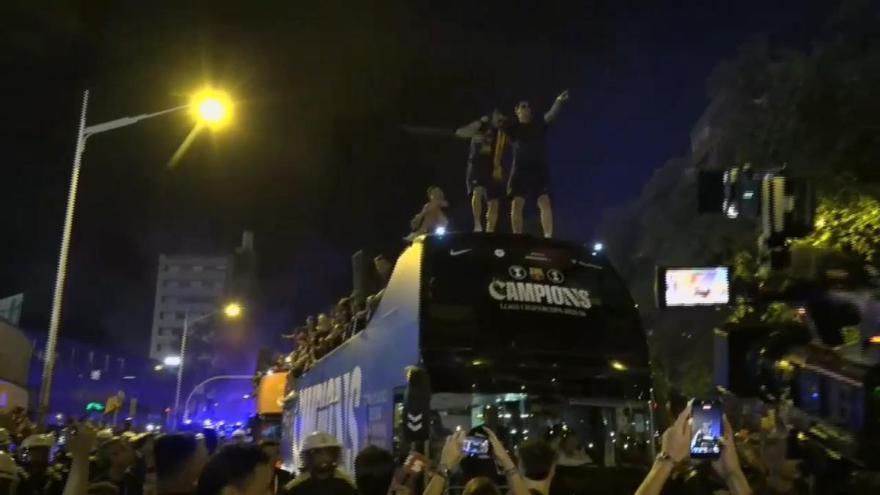 Unas 750.000 personas tiñen Barcelona de azulgrana para celebrar el título de Liga