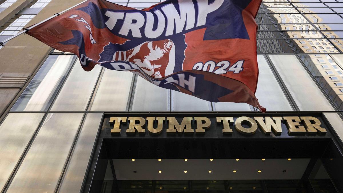 La bandera de Trump 2024 se iza delante de la Torre Trump, en Nueva York.