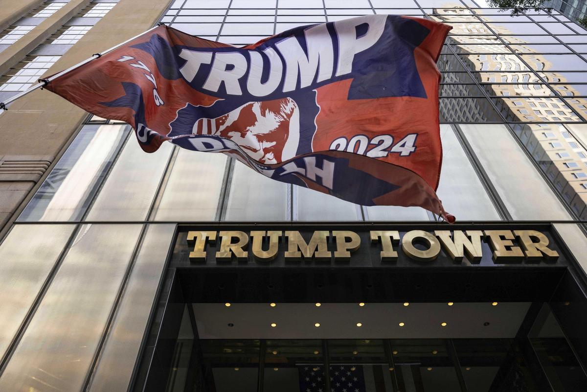 La bandera de Trump 2024 se iza delante de la Torre Trump, en Nueva York.