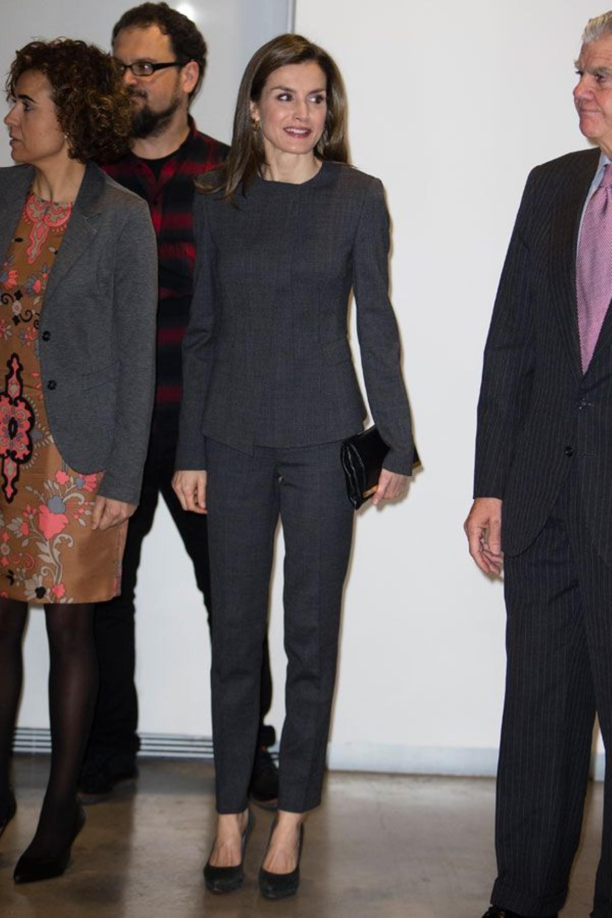 Letizia Ortiz con traje gris oscuro de Hugo Boss