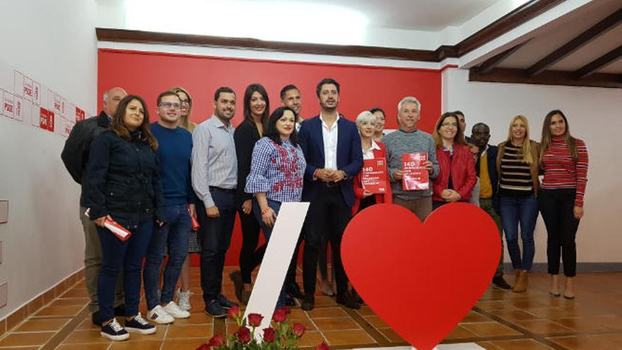 Luis Yeray Gutiérrez, en el centro, acompañado por parte de su equipo.