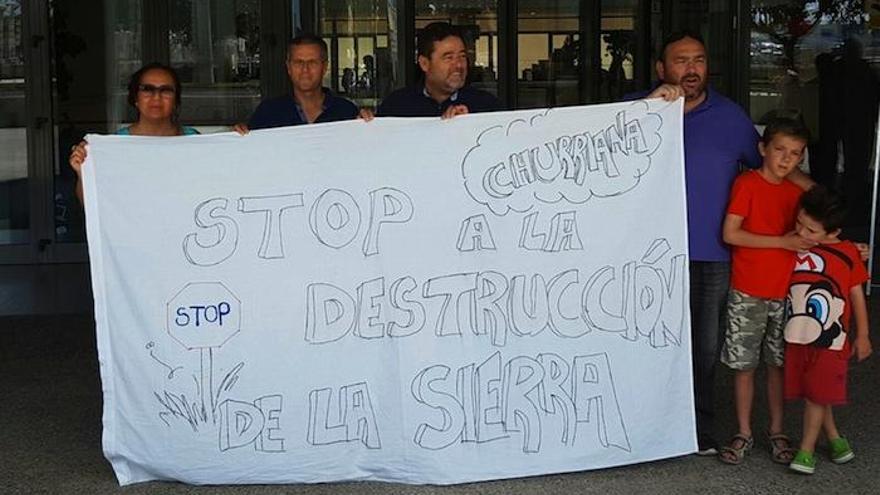 Vecinos de la Sierra de Churriana, el pasado viernes en la Gerencia de Urbanismo.