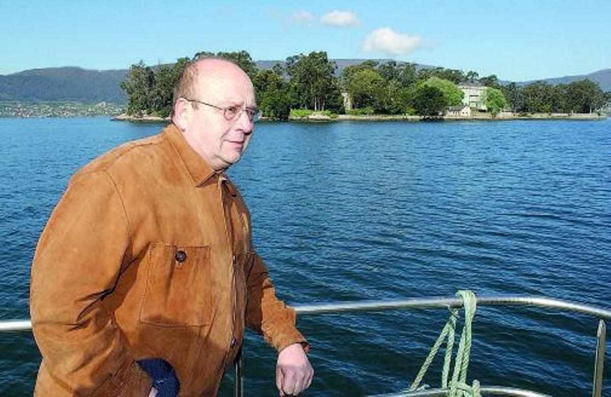 Manuel Vázquez Montalbán, en un barco, frente a la isla de San Simón (2002).  | // CAMESELLE