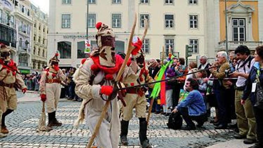 El Tafarrón y la Madama, de Pozuelo de Tábara, por las calles lisboetas.