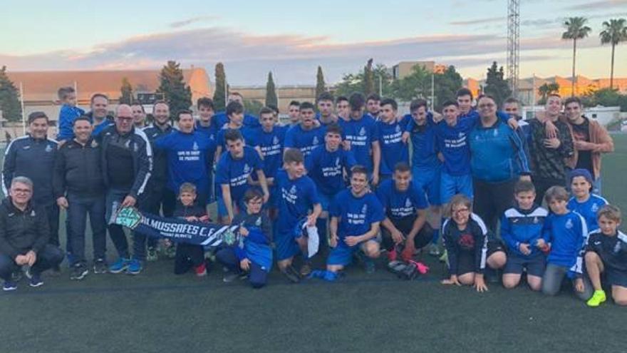 Los integrantes de la plantilla del conjunto almusafenses celebraron el ascenso de categoría.