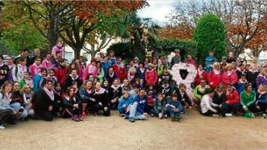 Unes 200 persones a la caminada contra el càncer de mama