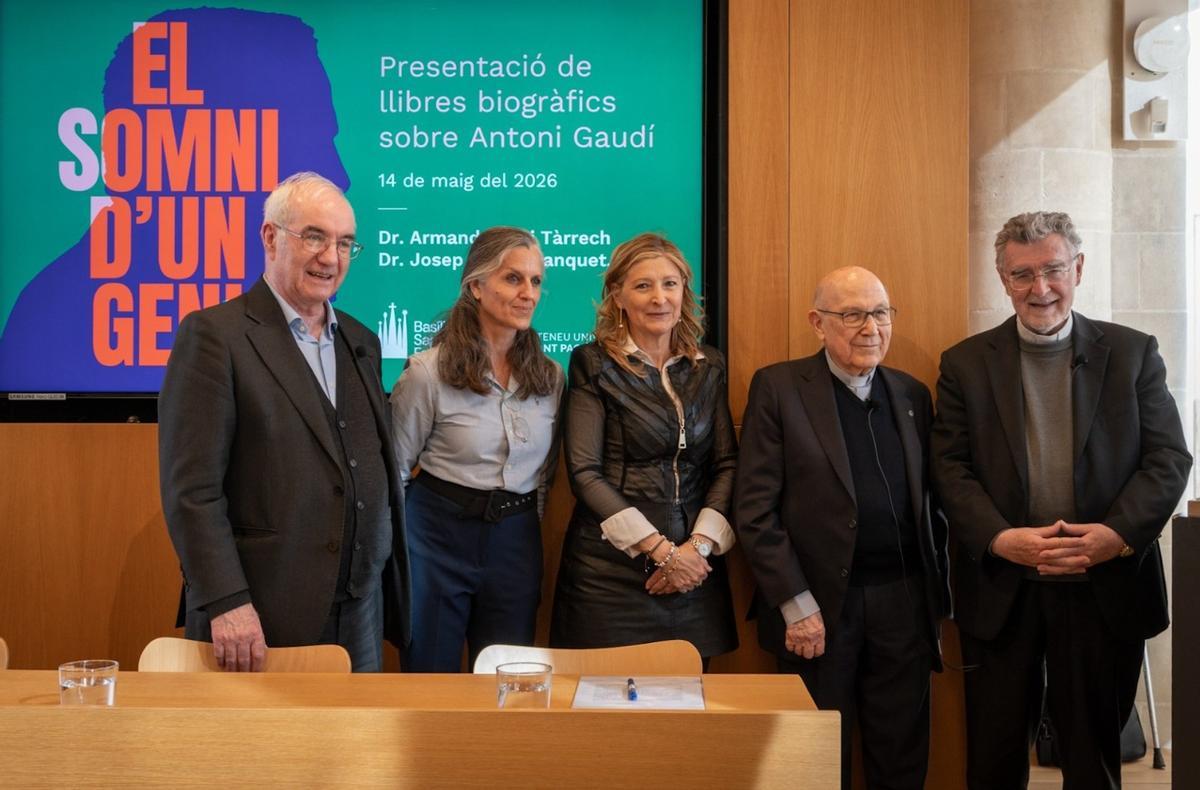 Joan Torra, rector del Ateneu Sant Pacià, Mònica Santín y Tate Cabré, presentadoras de los libros, y a la derecha, los autores, Armand Puig y Josep Maria Blanquet.