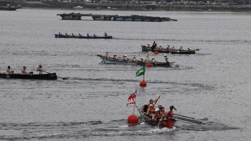 Una de las regatas de trainerillas disputada ayer en aguas de Meira. // Santos Álvarez