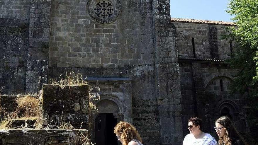 Turistas, en el exterior del monasterio. // Bernabé/Javier Lalín