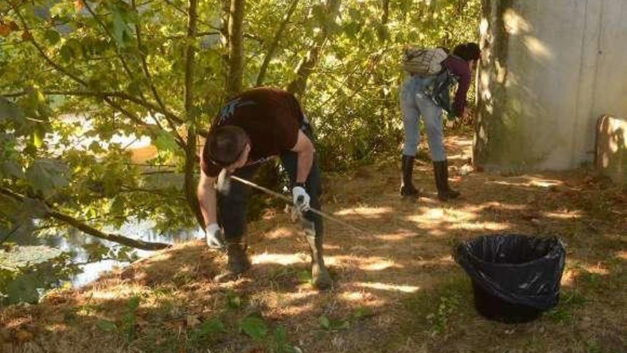 Participantes en la limpieza realizada en el río Umia. // Noé Parga