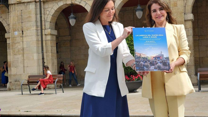 Lourdes Sánchez-Ocaña y Yolanda Alonso, ayer, con el cartel de «La Carroza del Real» en la Plaza de España. | A. A.