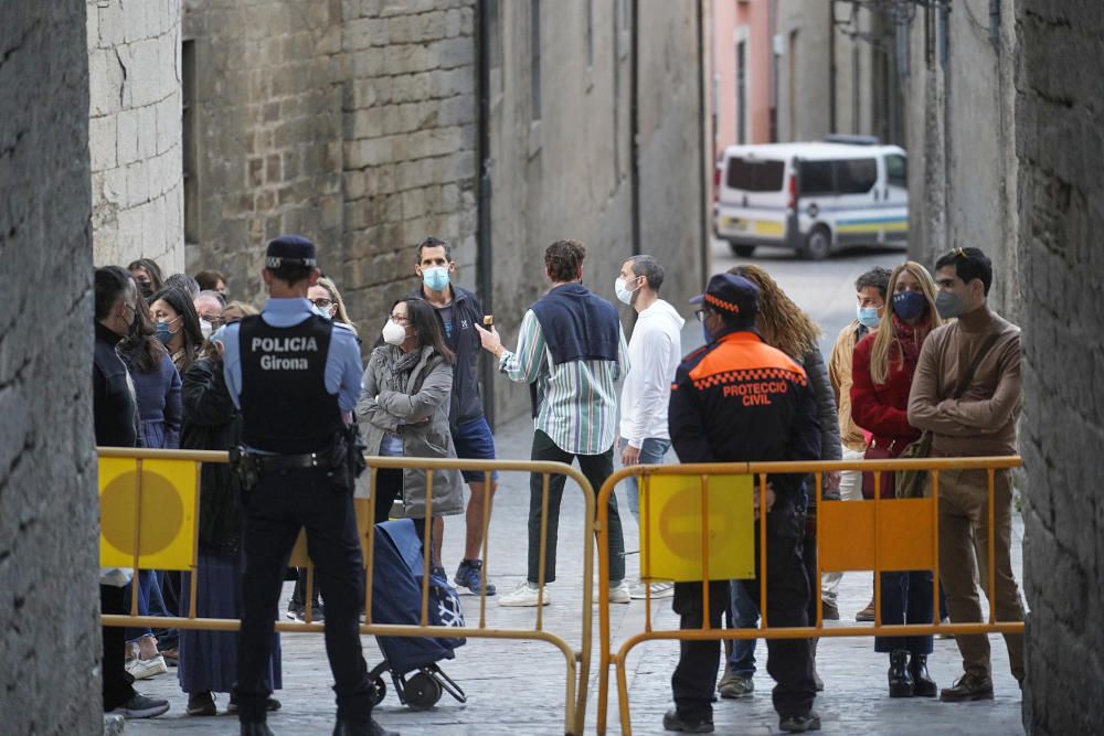 Girona viu el Divendres Sant amb l'acte de la Veneració de la Creu