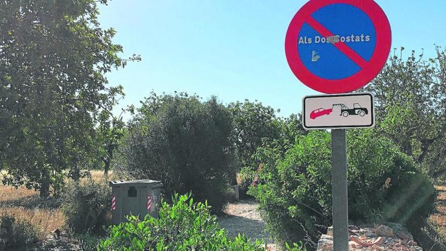 Señal de grúa en el inicio del camino de acceso a Cala Varques.