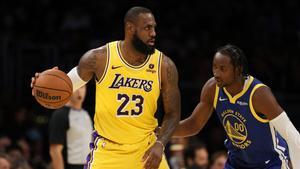 Lebron James ante Jonathan Kuminga en la pretemporada de la NBA