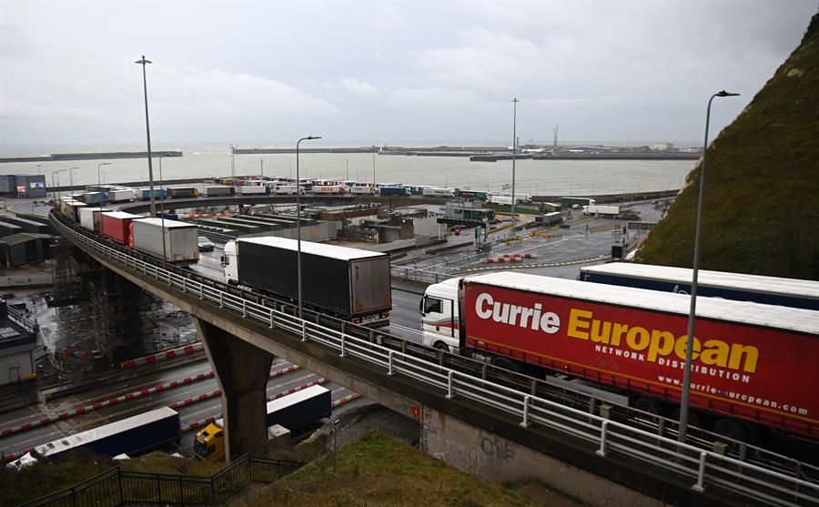Decenas de camiones esperan para acceder al puerto británico de Dover.