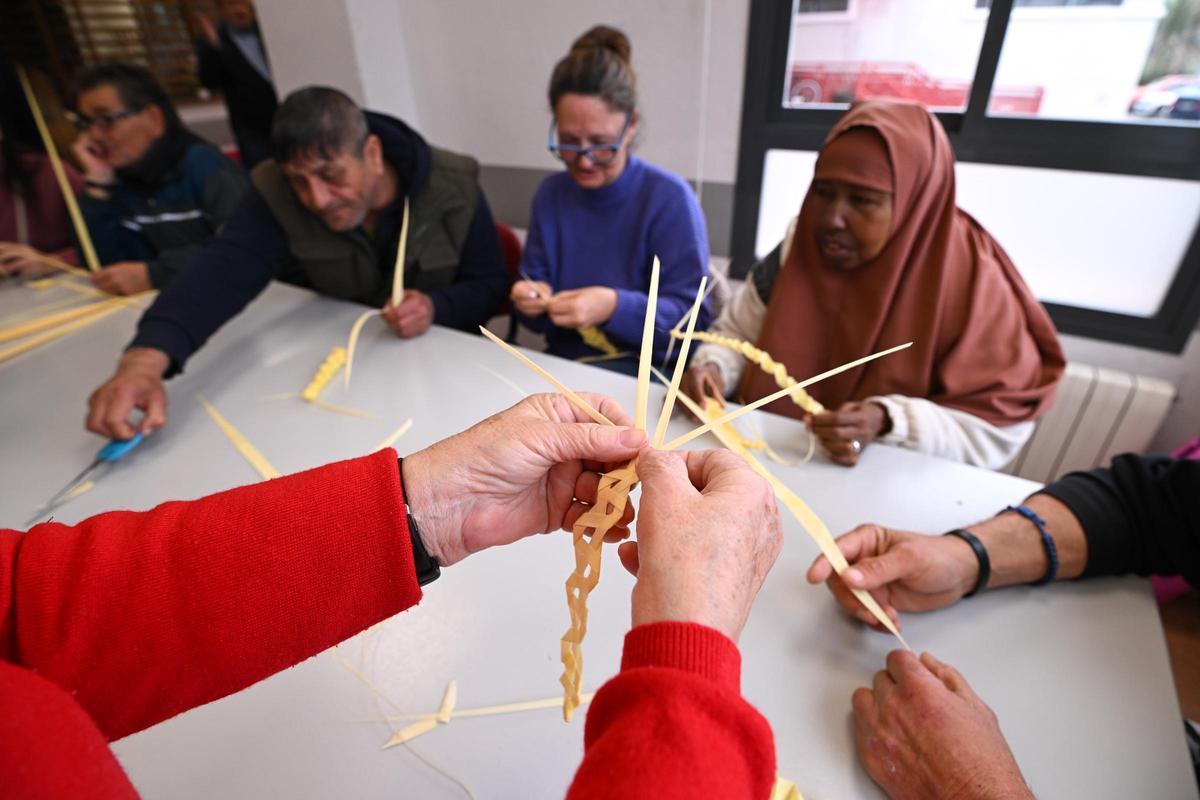 Caritas Elche organiza un taller de palma blanca con el fin de recaudar fondos con unas 7000 solapas para domingo de ramos Caritas Elche organiza un taller de palma blanca con el fin de recaudar fondos con unas 7000 solapas para domingo de ramos