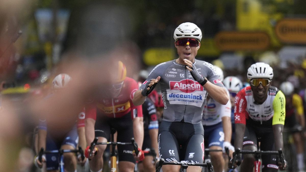 Jasper Philipsen celebra su victoria en Lille.